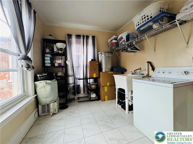 Building Photo - 1523 W Chew St