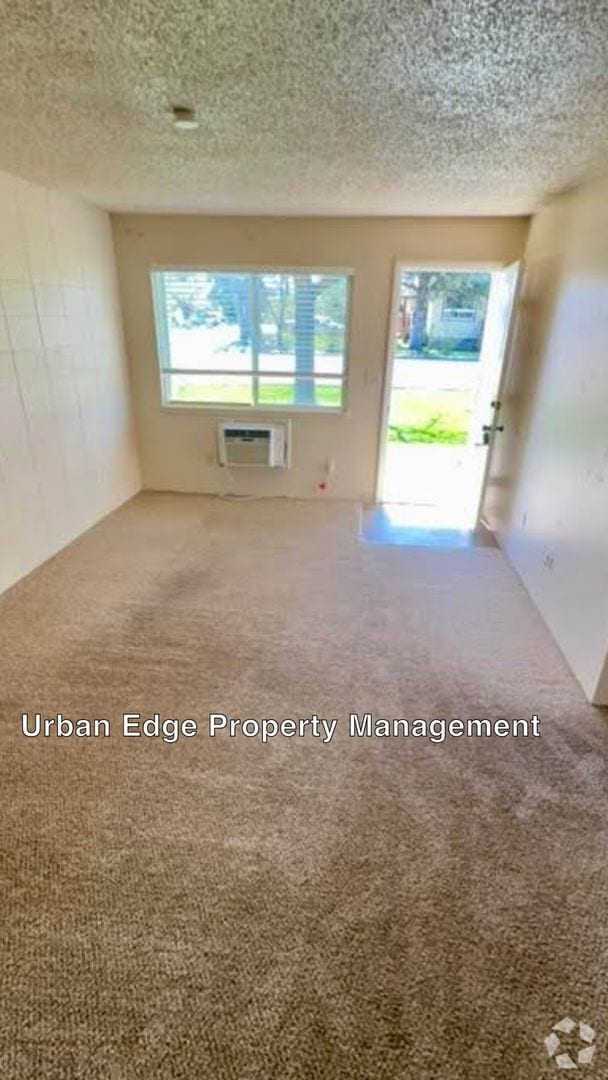 Building Photo - One Bedroom Apartment!