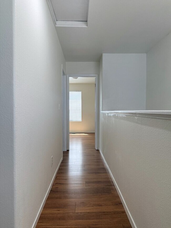 Building Photo - Don’t Miss Out on this 3/2.5 home