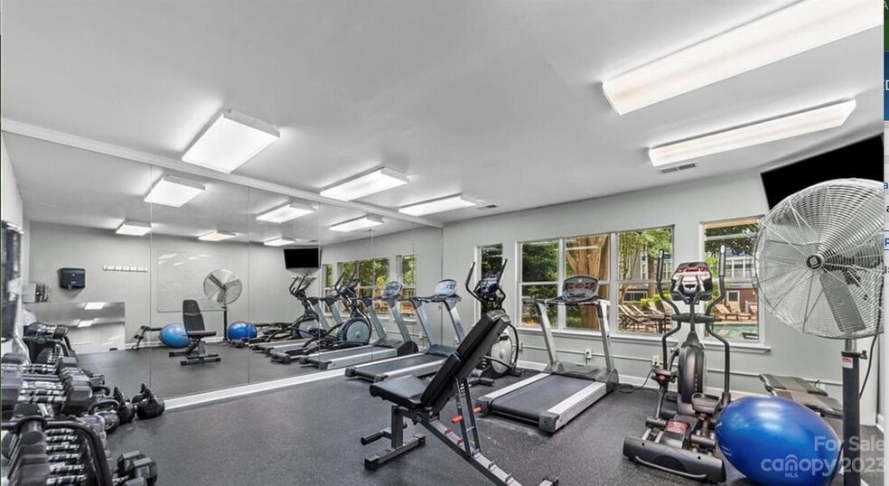 Building Photo - 513 N Graham St