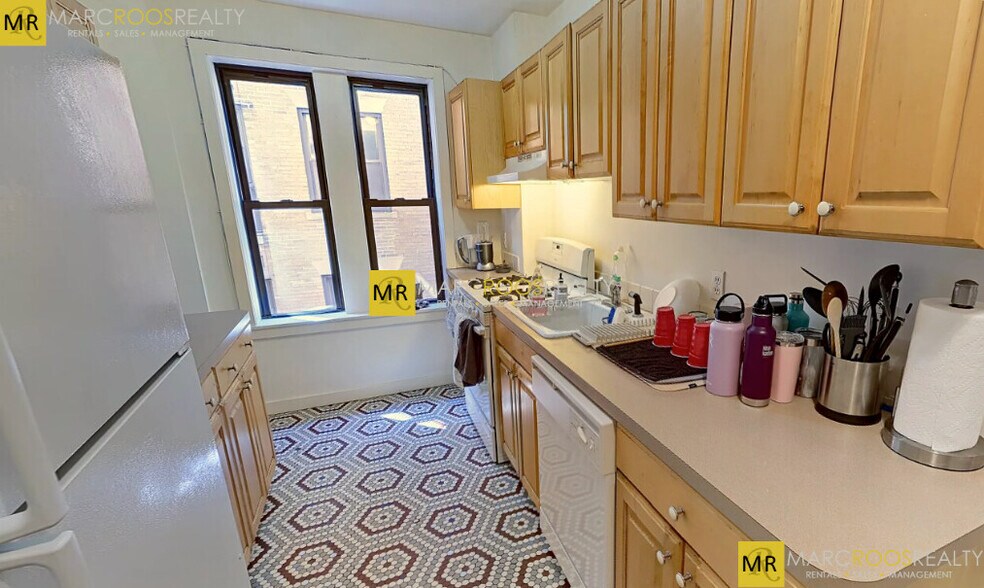 Building Photo - 460 Park Dr