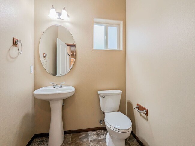 Building Photo - Spacious 4 bed/2.5bth Home W/ New Carpet &...
