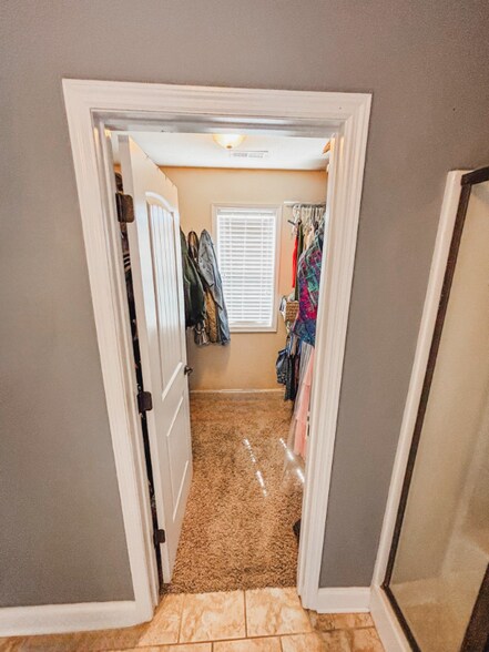 Building Photo - 2440 Waterhaven Dr