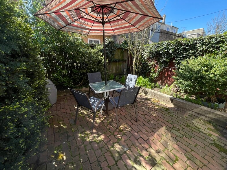 Garden/patio - 930 N 5th St