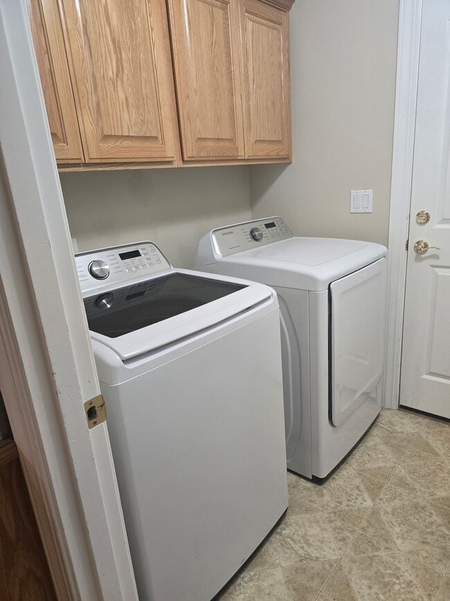 Building Photo - 3 bed 2 bath  Home for Rent in Grants Pass