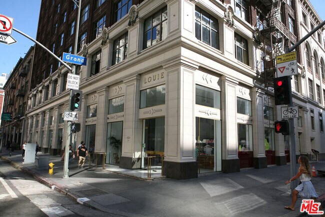 Building Photo - 630 W 6th St-406-406