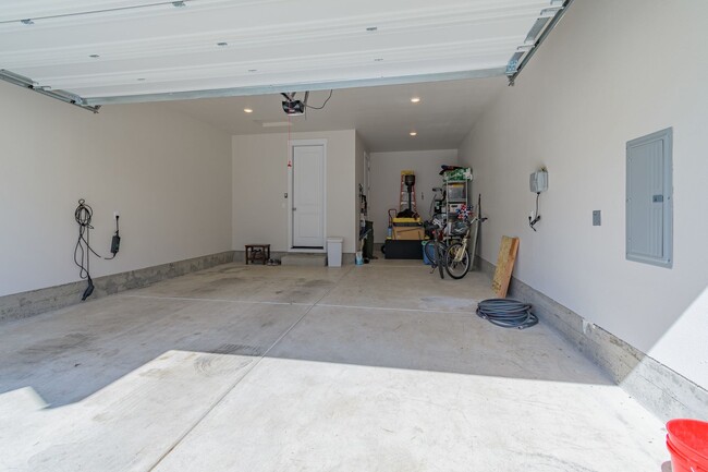 Building Photo - Gorgeous Home with a view!! Available Now!!