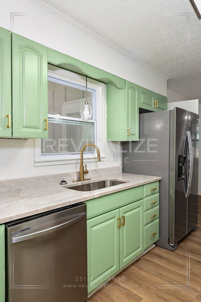 Building Photo - FREE DECEMBER RENT + HALF-DEPOSIT SPECIAL! Spacious 4-Bed 2-Bath Brick Home in West Mobile