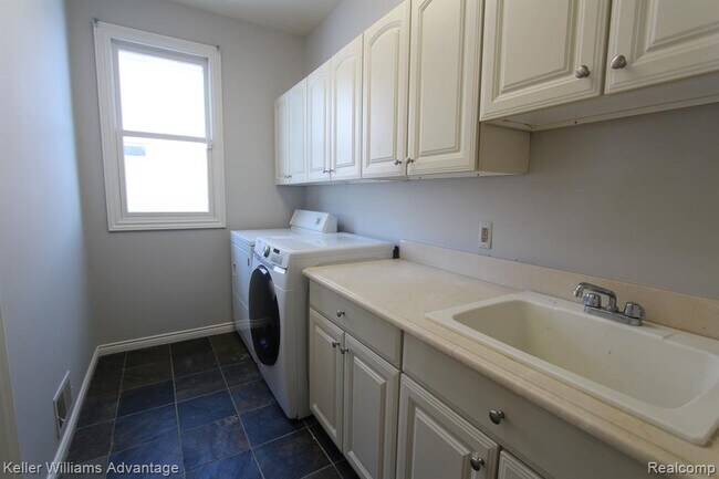 Building Photo - 18547 Clairmont Cir E