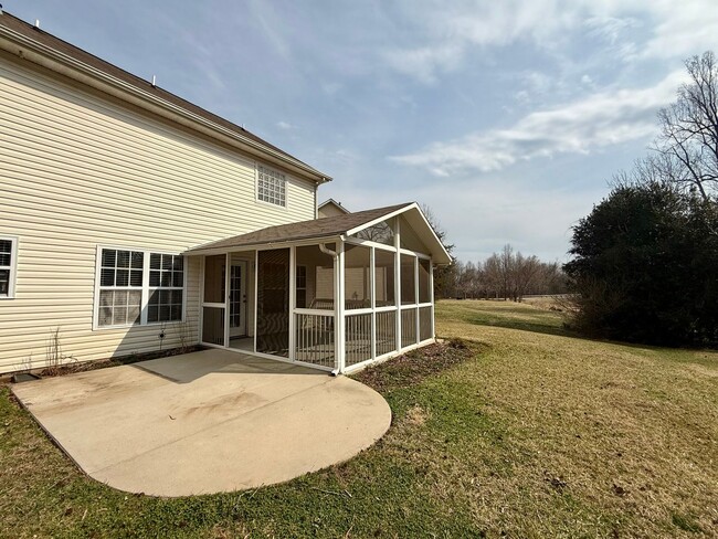 Building Photo - Three bedroom, 2.5 bath house with additio...