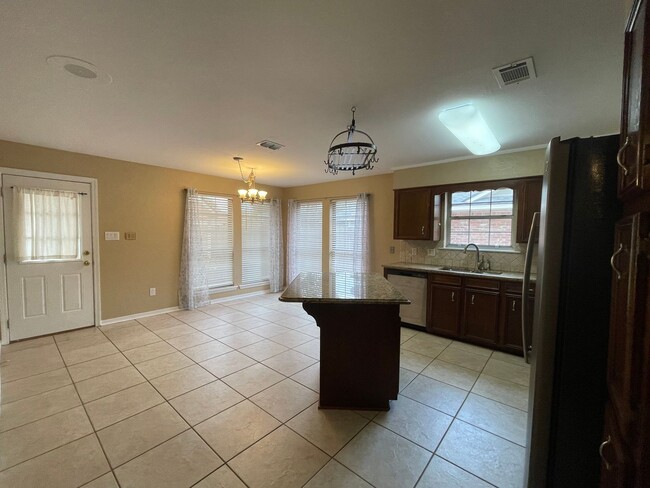 Building Photo - Stockwell Area! A Must See Today!