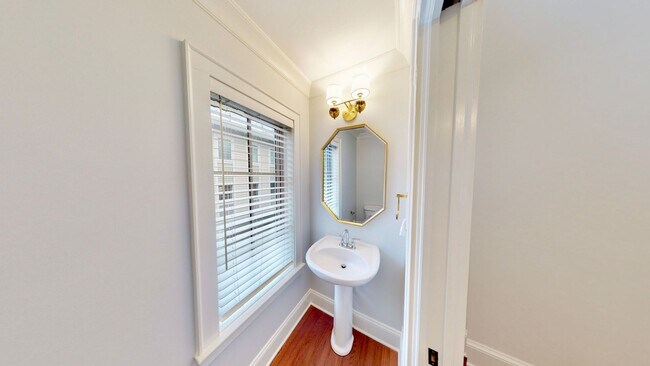 Building Photo - 1328 Ordermore Ave