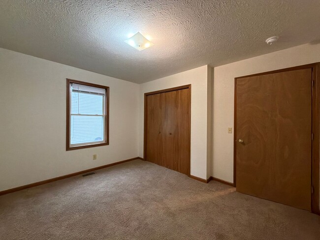 Building Photo - 211 Stonewall Ct