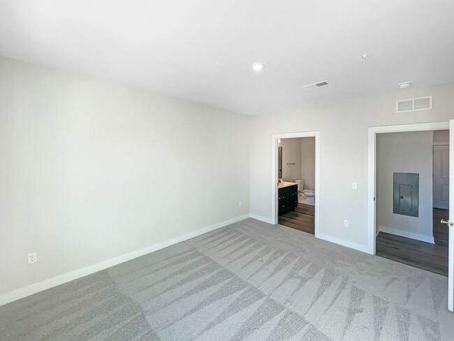 Building Photo - $200 OFF FIRST MONTH'S RENT! Luxury 2 Bedr...