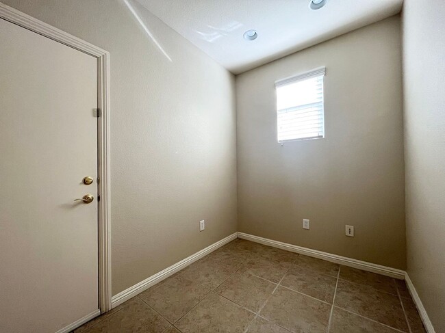 Building Photo - Age restricted 55+.charming one-story single-family house