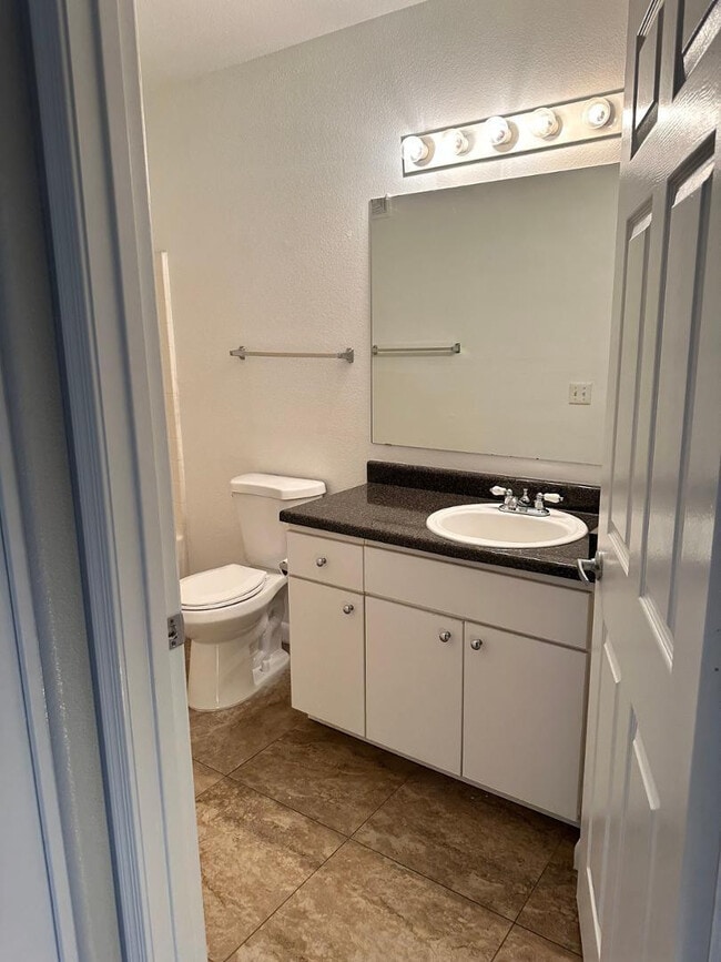 Building Photo - 1295 N Ash St