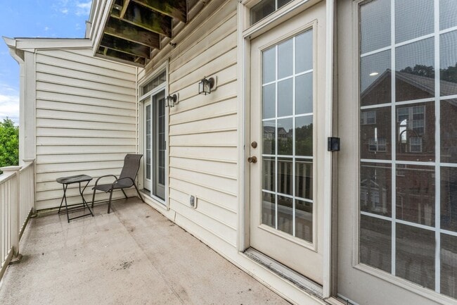 Building Photo - Commuter's Dream! Stylish 3-Bedroom Condo ...