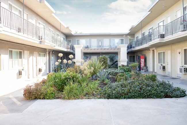 Building Photo - 832 N Azusa Ave