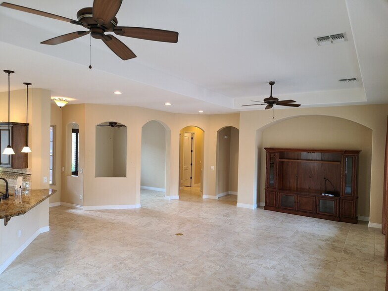 Building Photo - 1714 E Alegria Rd