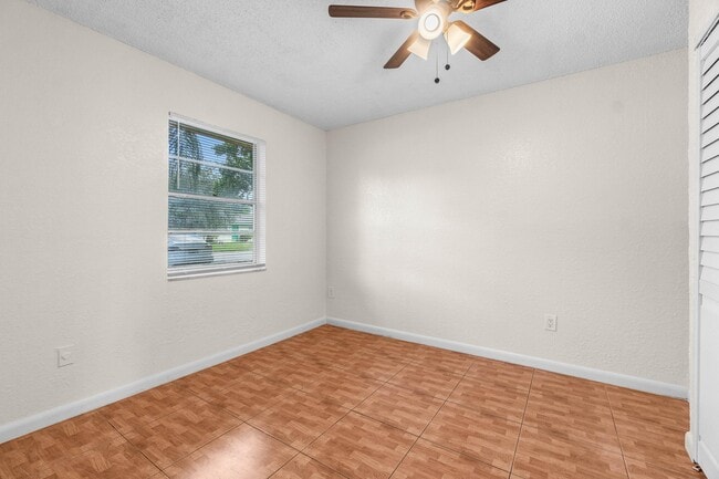 Building Photo - 4867 Gulfstream Rd