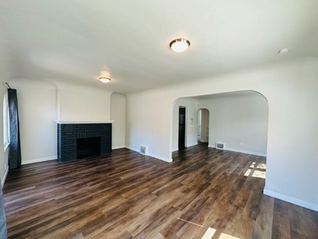 Building Photo - Adorable remodeled in 2023 2 bedroom 1 bathroom duplex available soon!