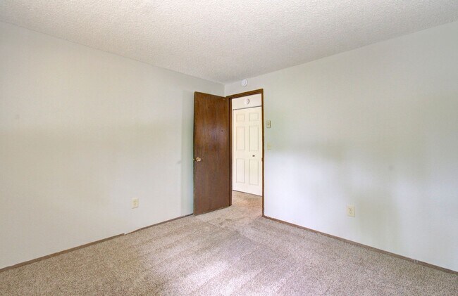 Building Photo - Elias / Boyd 701-03