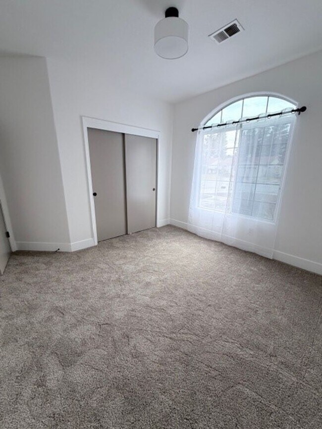 Building Photo - 10616 Petalo Dr