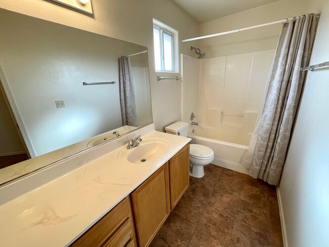 Building Photo - Cute 2 Bedroom Duplex with Garage!