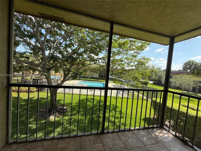 Building Photo - 303 Lakeview Dr