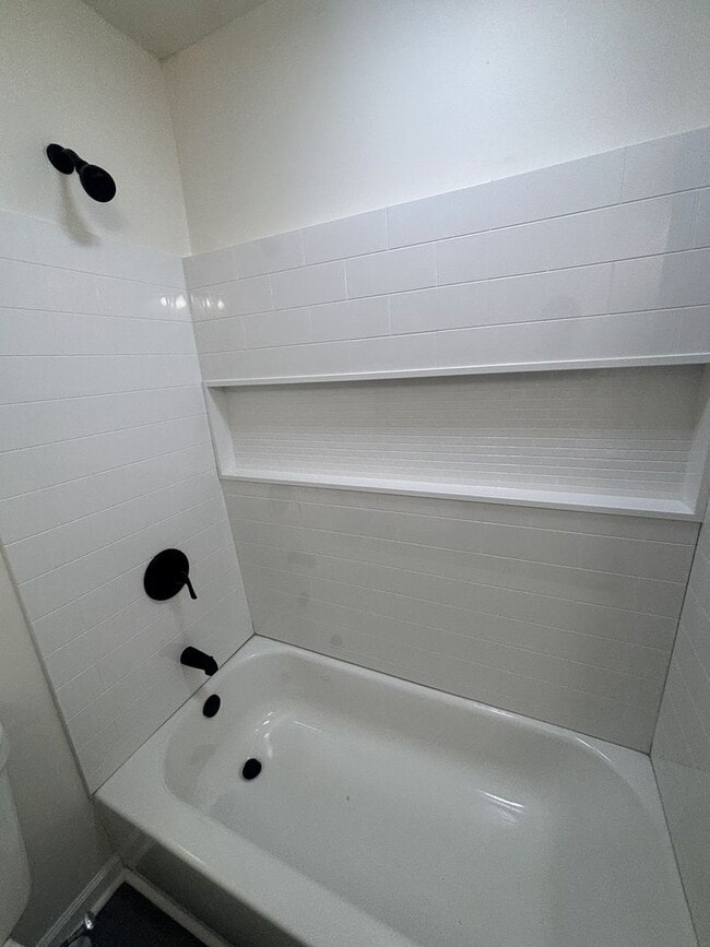 Building Photo - Fully Remodeled 3 Bed 2 bath