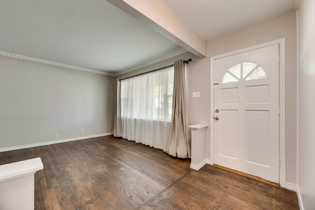 Building Photo - Gorgeous 2 Bed, 2 Bath Lochwood Home!
