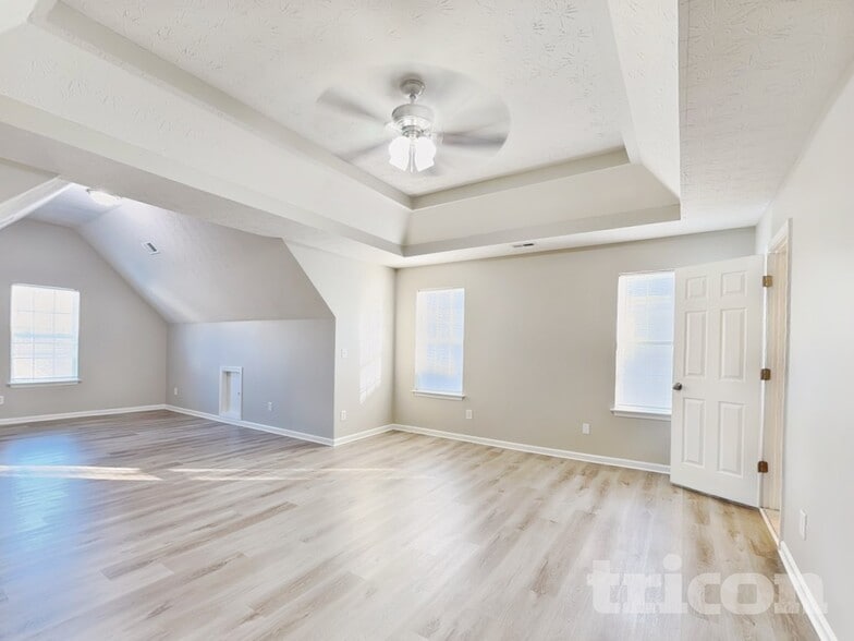 Building Photo - 5005 Eagle Creek Dr