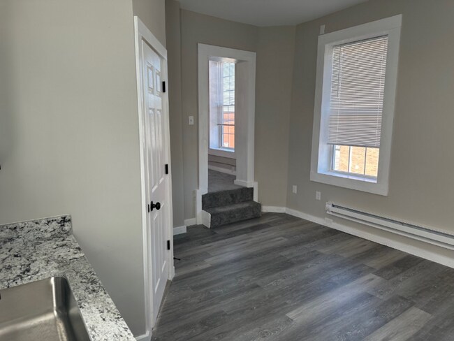 Building Photo - Central Ave