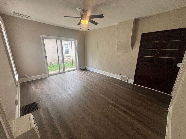 Building Photo - Lower 2 Bedroom Unit Apartment