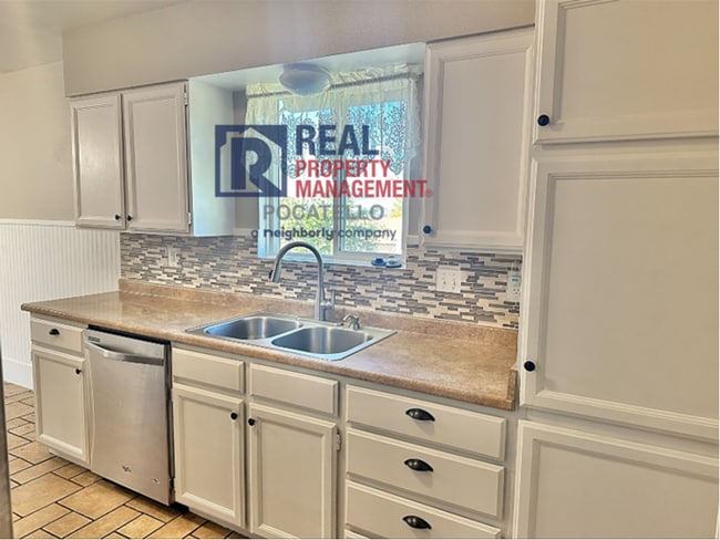 Building Photo - 4 Bedroom 2 Bath - 2 Car Garage House - Do...