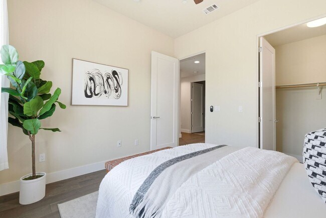 Building Photo - Gorgeous & Modern Los Altos Condo