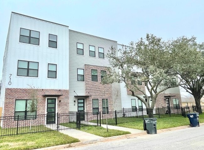 Building Photo - 710 Vassar Ct