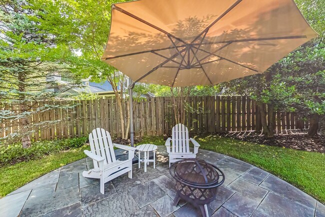 Building Photo - 3 bedroom/2 bath Light Filled Home Located in a Quiet Cul-de-Sac