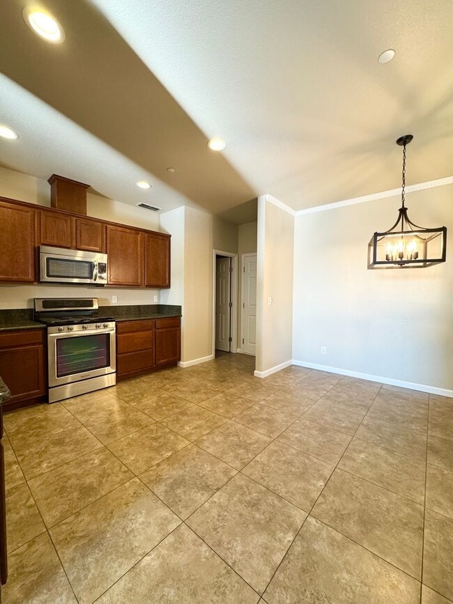 Building Photo - Luxury Townhouse in Vista Ridge Subdivision!