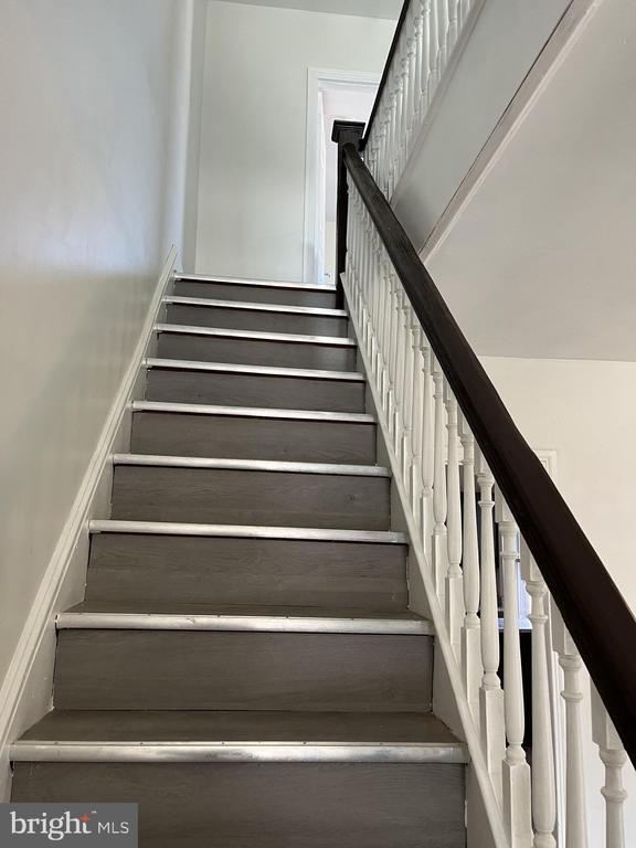 Building Photo - 133 E Nields St