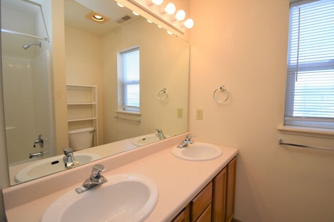 Building Photo - Townhouse style 2bed 1.5bath with attached garage