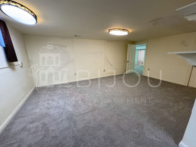 Building Photo - Ivywild Main Floor Living