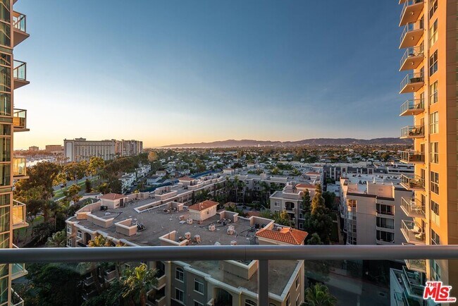 Building Photo - 13700 Marina Pointe Dr