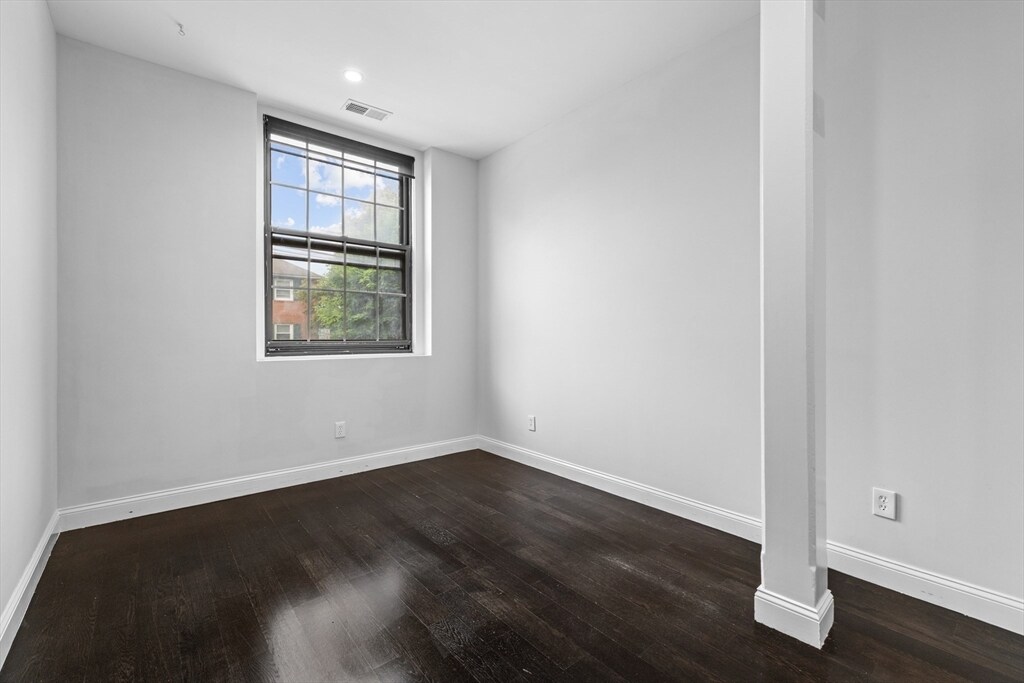 Building Photo - 21 Linden St