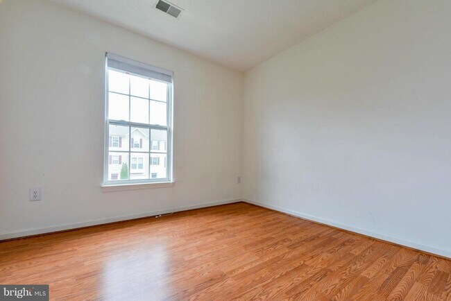 Building Photo - 1447 Pangbourne Way