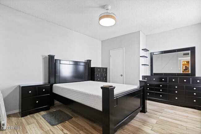 Building Photo - 6201 Escondido Dr