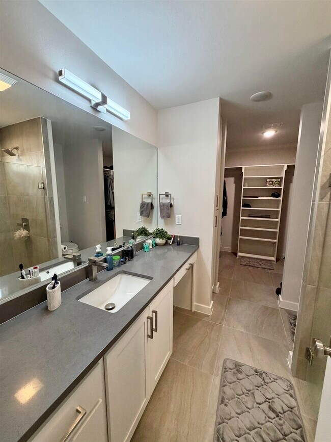 Building Photo - 4010 Ave Fenix Dr