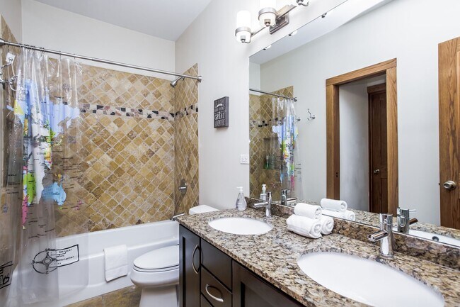 Building Photo - Bucktown: Fully furnished gorgeous 3 Bed, ...