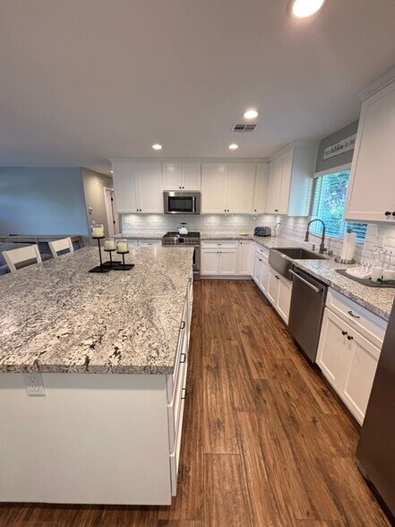 Building Photo - 13758 Lakeview Ct