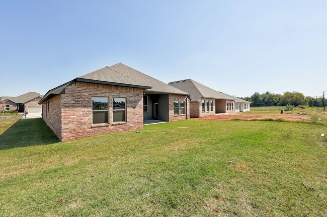 Building Photo - Brand New Home In Mustang!